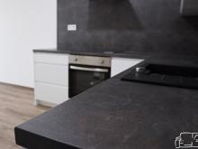 Fotogalerie Rohová kuchyňská linka Carrini vysoký lesk bílá akryl do L