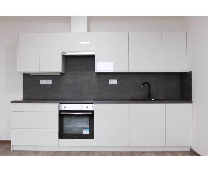 Kuchyňská linka Carrini 307 cm bílá vysoký lesk s pracovní deskou dark Atelier a zádovím panelem dark Atelier