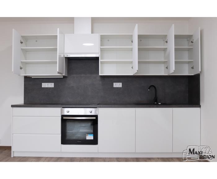 Kuchyňská linka Carrini 307 cm bílá vysoký lesk s pracovní deskou dark Atelier a zádovím panelem dark Atelier