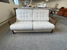 Fotogalerie Béžová rozkládací pohovka z bukového masivu Barbora (Fagus)