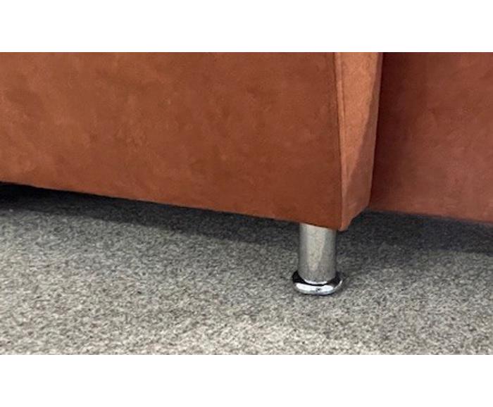 Foto z prodejny - sedací souprava Demo HR ve tvaru U - detail nožky chrom 13 cm