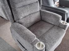 Fotogalerie Elektrické polohovací křeslo pro seniory Minos Raven s držáky nápojů – šedé