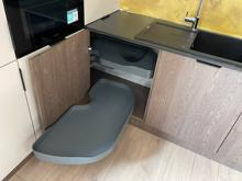 Fotogalerie Rohová kuchyňská linka Sorello 180 x 317 cm s pracovní deskou výšky 13 mm