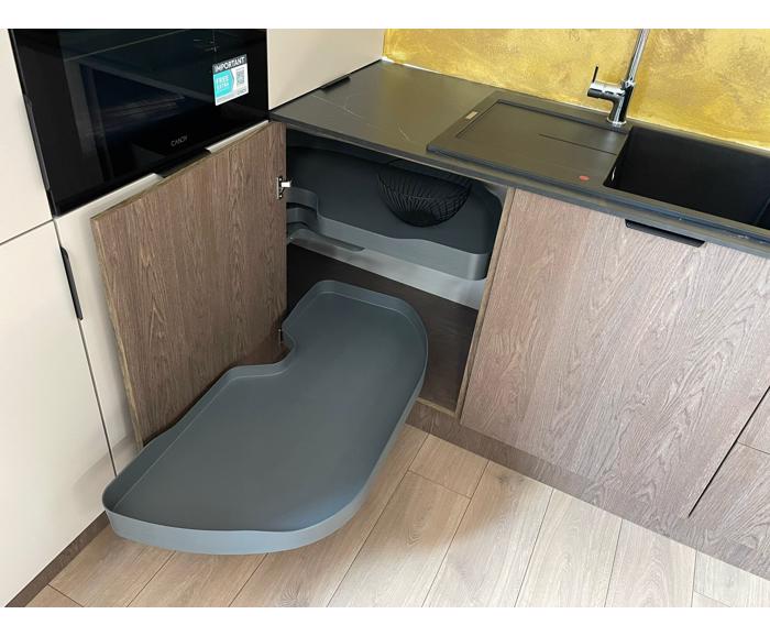 Fotogalerie Rohová kuchyňská linka Sorello 180 x 317 cm s pracovní deskou výšky 13 mm