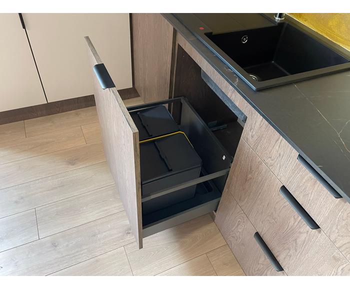 Fotogalerie Rohová kuchyňská linka Sorello 180 x 317 cm s pracovní deskou výšky 13 mm