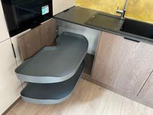 Fotogalerie Rohová kuchyňská linka Sorello 180 x 317 cm s pracovní deskou výšky 13 mm