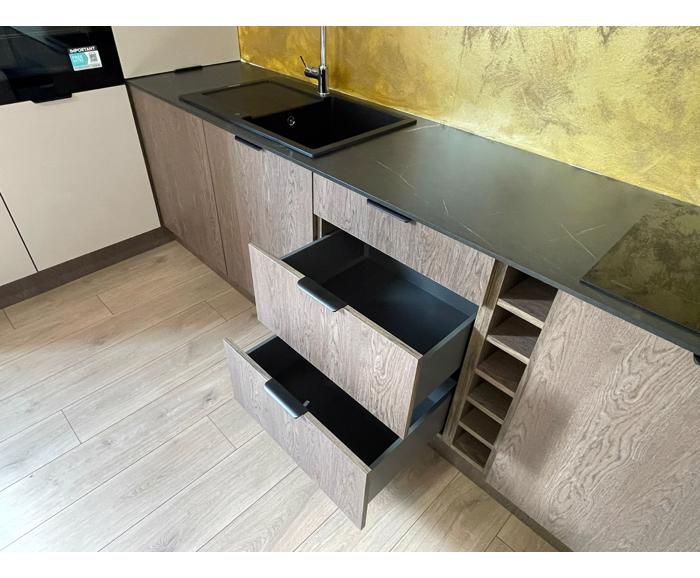 Fotogalerie Rohová kuchyňská linka Sorello 180 x 317 cm s pracovní deskou výšky 13 mm