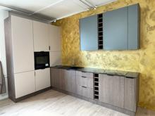 Fotogalerie Rohová kuchyňská linka Sorello 180 x 317 cm s pracovní deskou výšky 13 mm