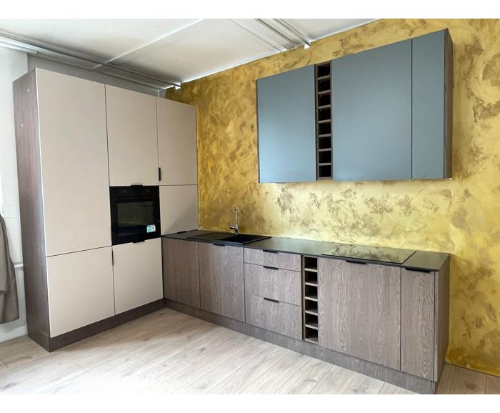 Fotogalerie Rohová kuchyňská linka Sorello 180 x 317 cm s pracovní deskou výšky 13 mm